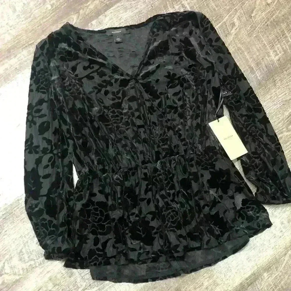 Halogen Flocked Floral Black Peplum Top Women’s Small NWT - Picture 3 of 5